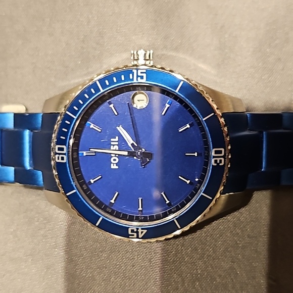 Womens Fossil Watch Small - Picture 5 of 6